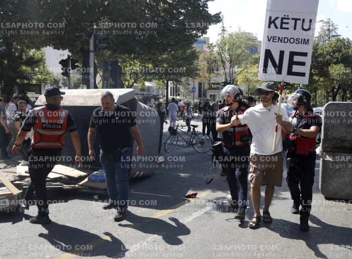 Protestues Perballen me Policine prane Parlamentit