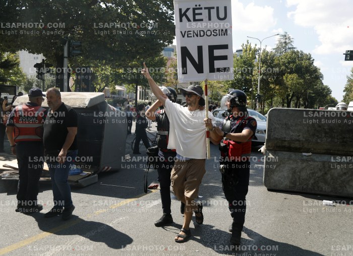 Protestues Perballen me Policine prane Parlamentit