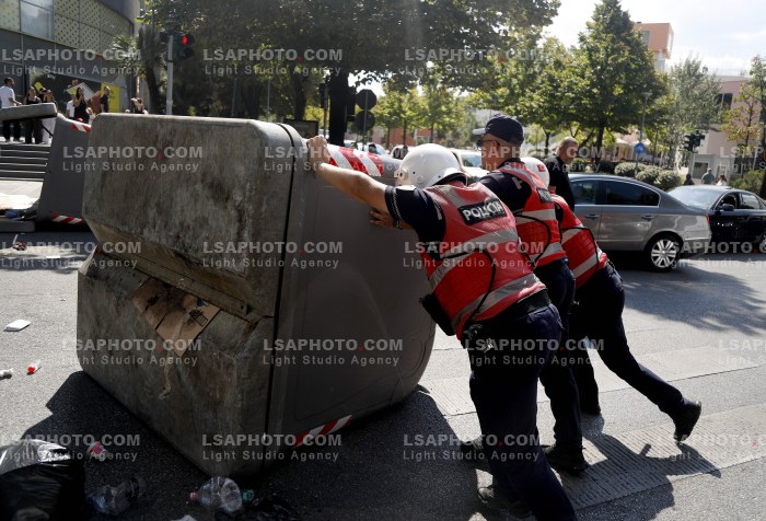 Protestues Perballen me Policine prane Parlamentit