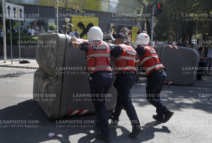 Protestues Perballen me Policine prane Parlamentit