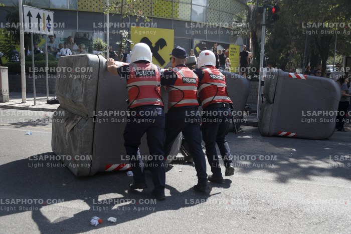 Protestues Perballen me Policine prane Parlamentit