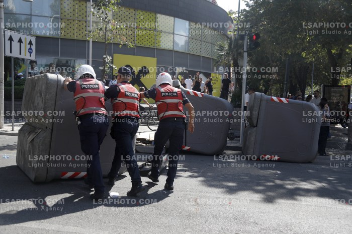 Protestues Perballen me Policine prane Parlamentit