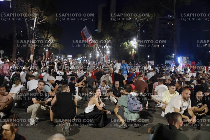 Dita e 100 e Protestes