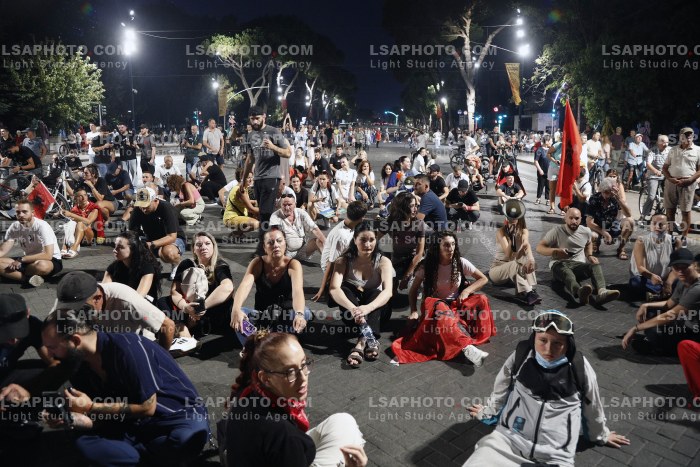 Dita e 100 e Protestes