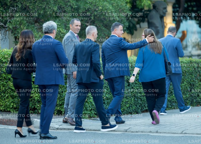 Ministra dhe deputete jashte parlamenti