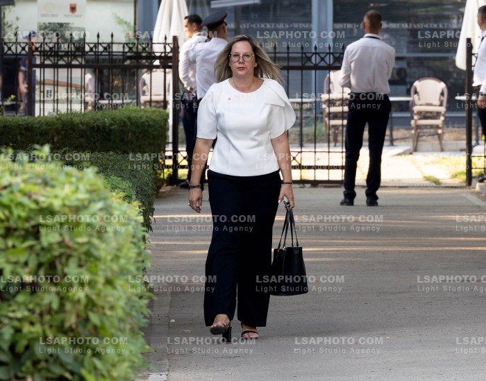 Ministra dhe deputete jashte parlamenti