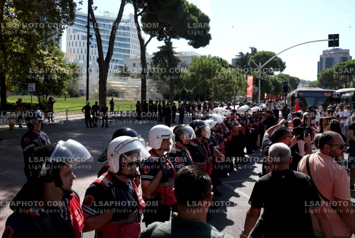 Proteste Prane Parlamentit