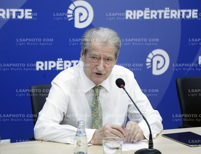 Sali Berisha ne konference per shtyp