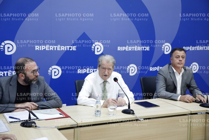Sali Berisha ne konference per shtyp