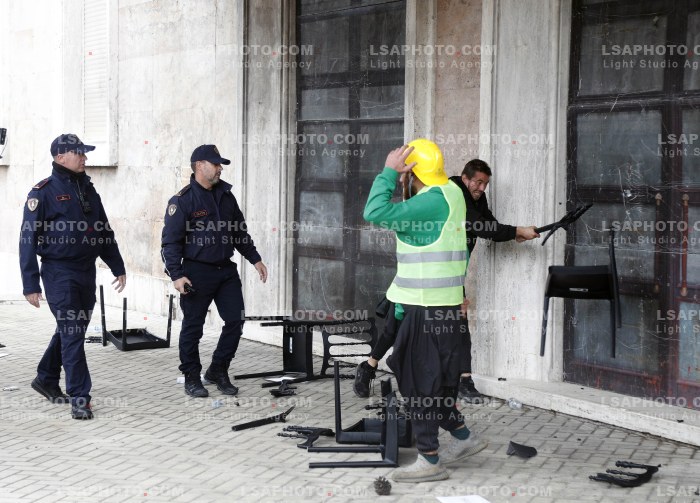 Protestuesit Refuzojne Dialogun me Kryeministrin Rama