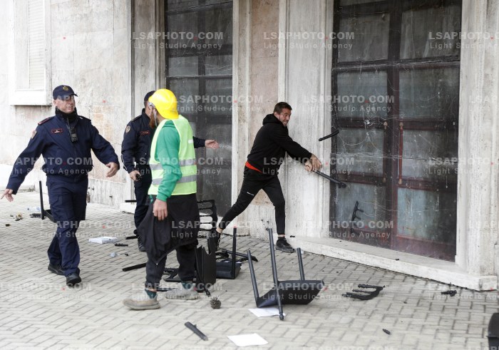 Protestuesit Refuzojne Dialogun me Kryeministrin Rama