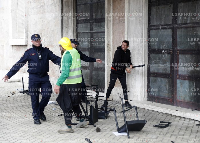 Protestuesit Refuzojne Dialogun me Kryeministrin Rama