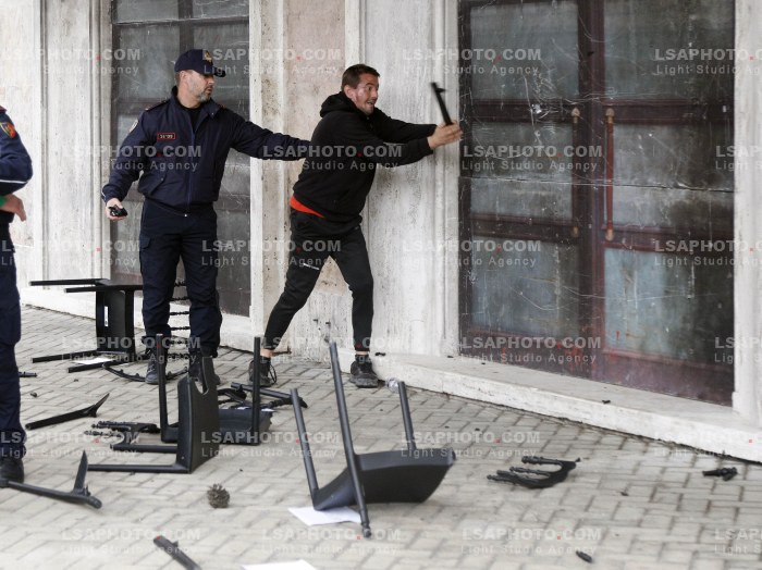 Protestuesit Refuzojne Dialogun me Kryeministrin Rama
