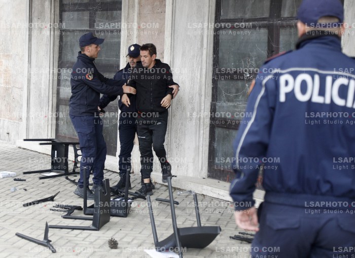 Protestuesit Refuzojne Dialogun me Kryeministrin Rama