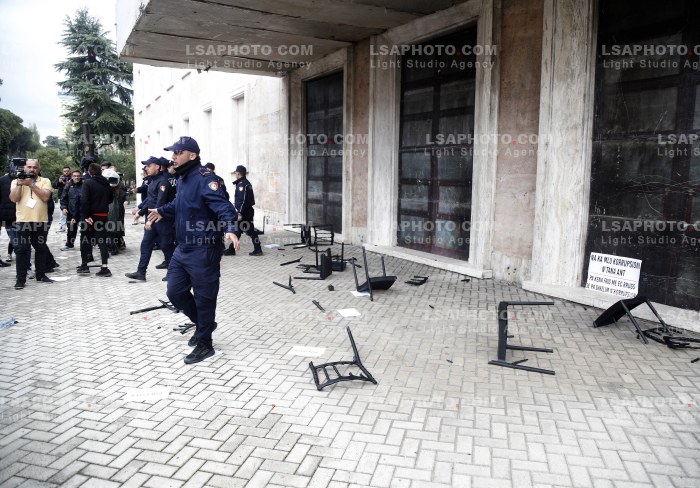 Protestuesit Refuzojne Dialogun me Kryeministrin Rama
