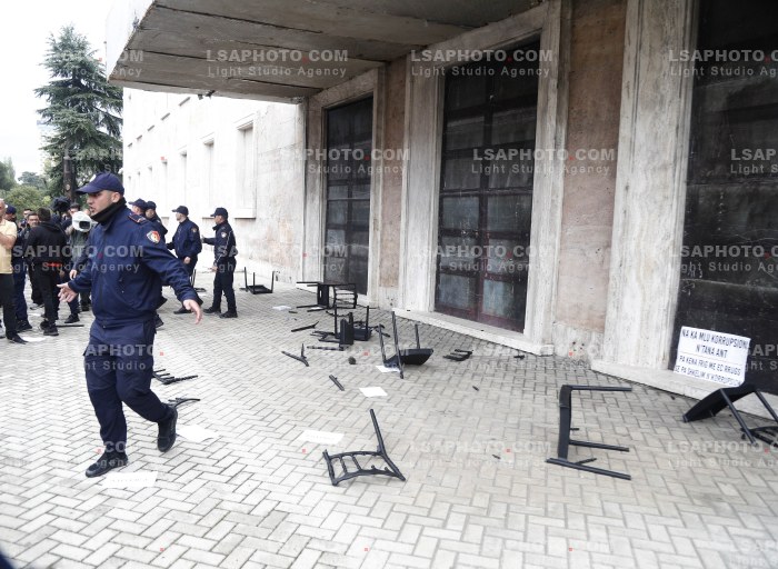 Protestuesit Refuzojne Dialogun me Kryeministrin Rama