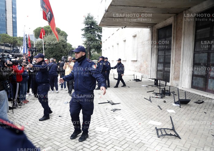 Protestuesit Refuzojne Dialogun me Kryeministrin Rama