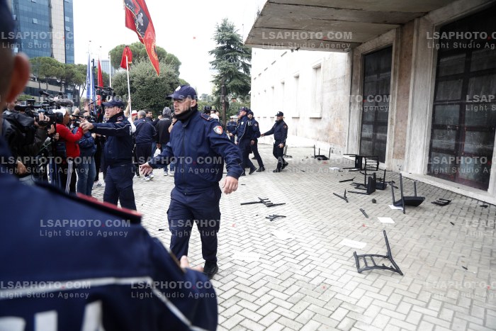 Protestuesit Refuzojne Dialogun me Kryeministrin Rama