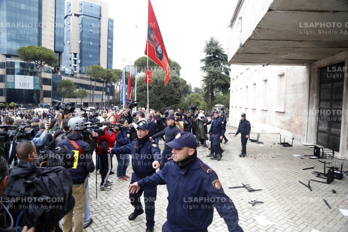 Protestuesit Refuzojne Dialogun me Kryeministrin Rama