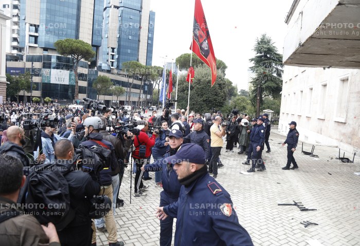 Protestuesit Refuzojne Dialogun me Kryeministrin Rama