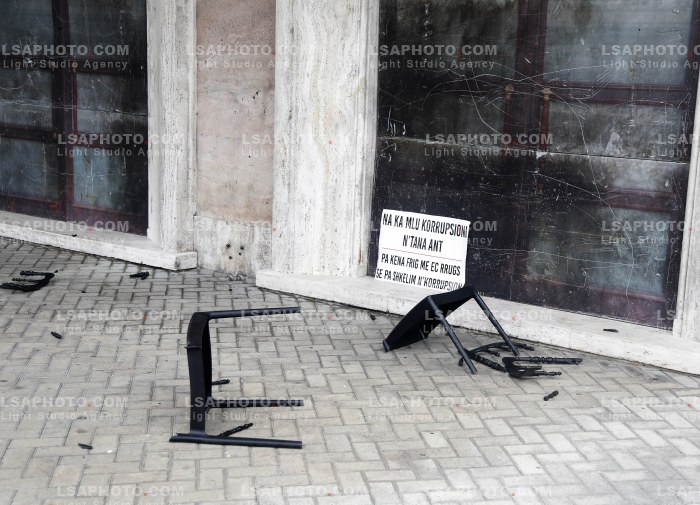Protestuesit Refuzojne Dialogun me Kryeministrin Rama