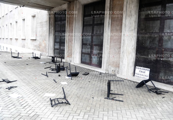 Protestuesit Refuzojne Dialogun me Kryeministrin Rama