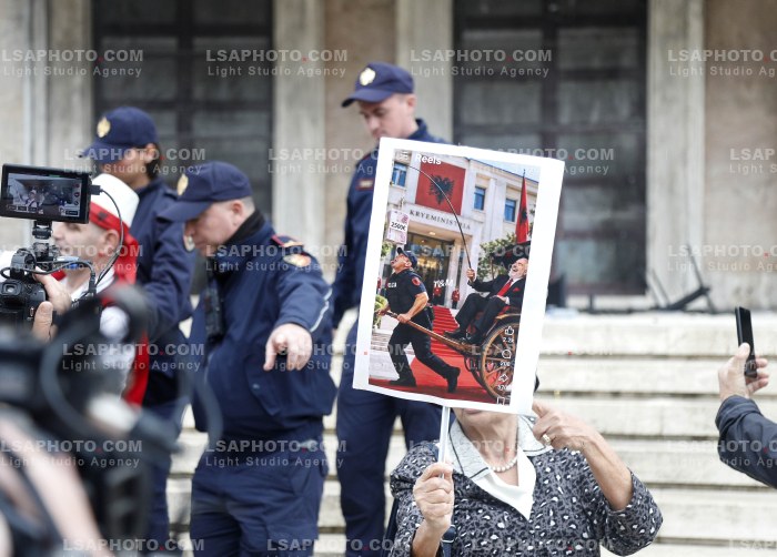 Protestuesit Refuzojne Dialogun me Kryeministrin Rama