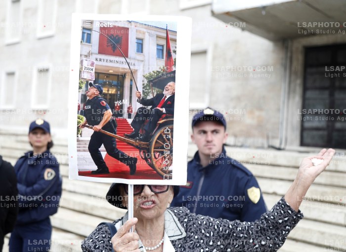 Protestuesit Refuzojne Dialogun me Kryeministrin Rama