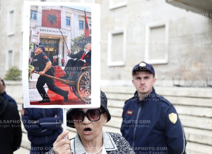 Protestuesit Refuzojne Dialogun me Kryeministrin Rama