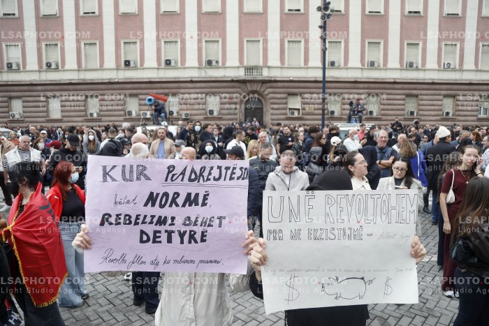 Protestuesit Refuzojne Dialogun me Kryeministrin Rama