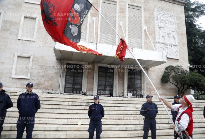 Protestuesit Refuzojne Dialogun me Kryeministrin Rama