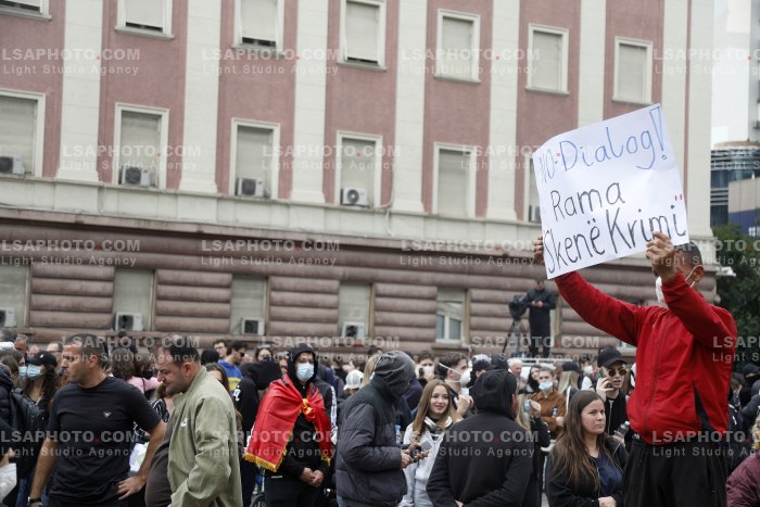 Protestuesit Refuzojne Dialogun me Kryeministrin Rama