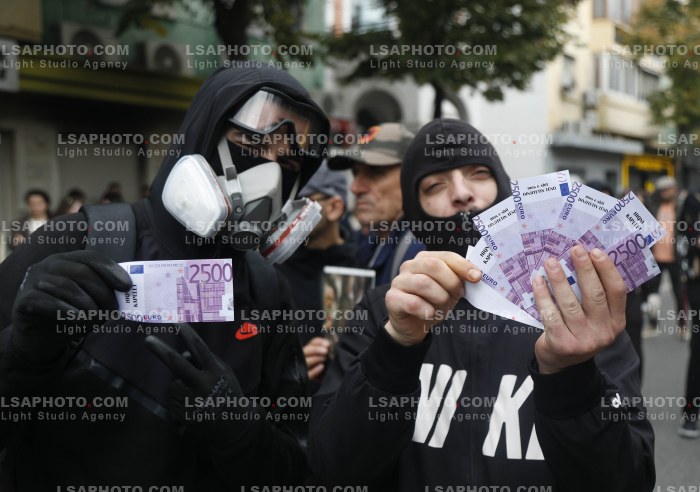 Protestuesit Refuzojne Dialogun me Kryeministrin Rama