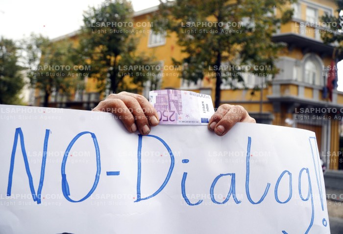 Protestuesit Refuzojne Dialogun me Kryeministrin Rama