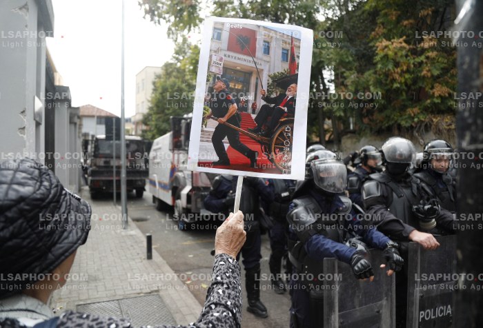 Protestuesit Refuzojne Dialogun me Kryeministrin Rama