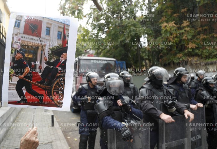 Protestuesit Refuzojne Dialogun me Kryeministrin Rama