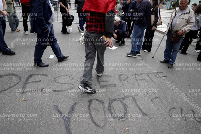 Protesta e Thirrur nga Studentet Perpara Parlamentit