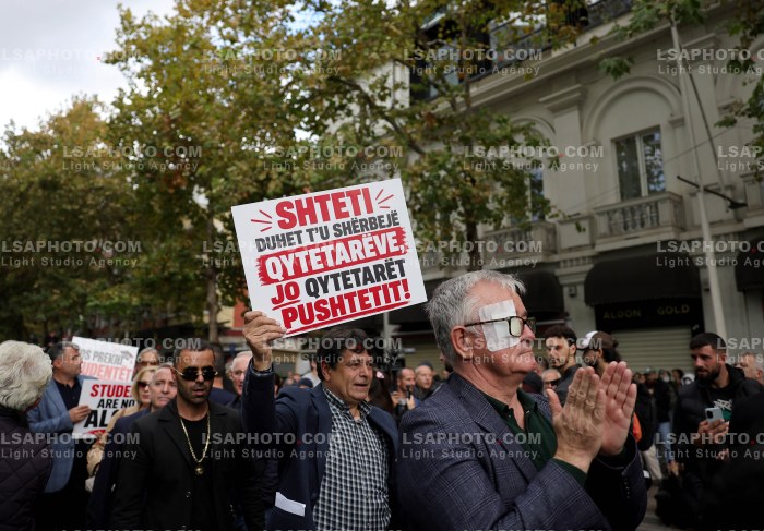 Protesta e Thirrur nga Studentet Perpara Parlamentit