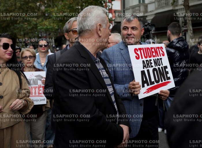 Protesta e Thirrur nga Studentet Perpara Parlamentit