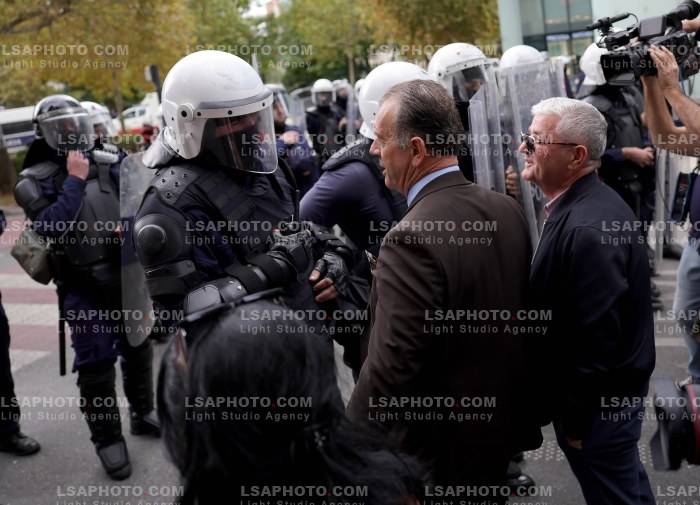 Protesta e Thirrur nga Studentet Perpara Parlamentit
