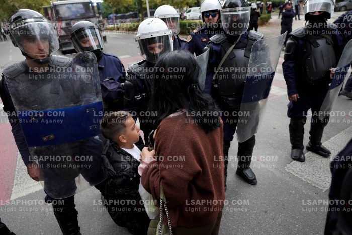 Protesta e Thirrur nga Studentet Perpara Parlamentit