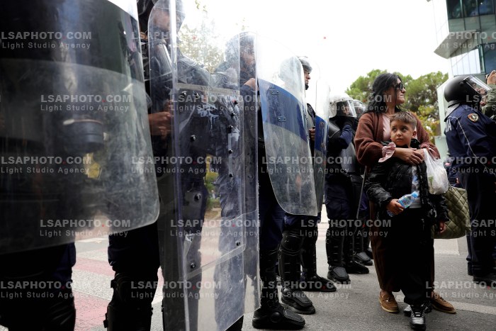 Protesta e Thirrur nga Studentet Perpara Parlamentit