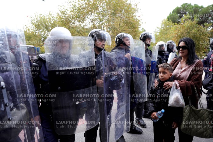 Protesta e Thirrur nga Studentet Perpara Parlamentit