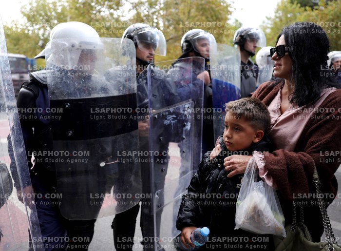 Protesta e Thirrur nga Studentet Perpara Parlamentit