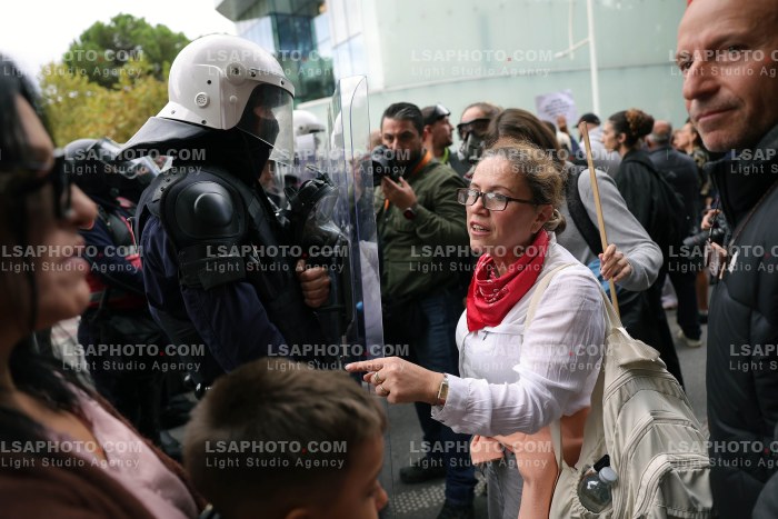 Protesta e Thirrur nga Studentet Perpara Parlamentit