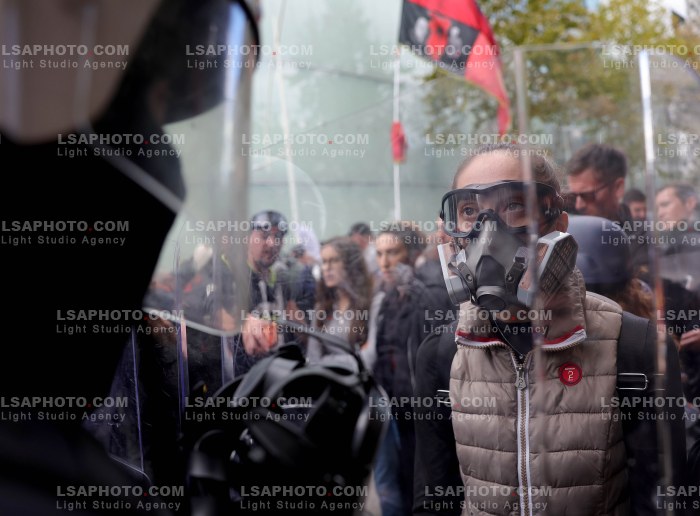 Protesta e Thirrur nga Studentet Perpara Parlamentit