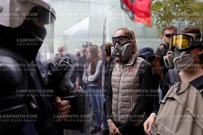 Protesta e Thirrur nga Studentet Perpara Parlamentit