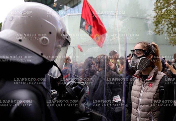 Protesta e Thirrur nga Studentet Perpara Parlamentit