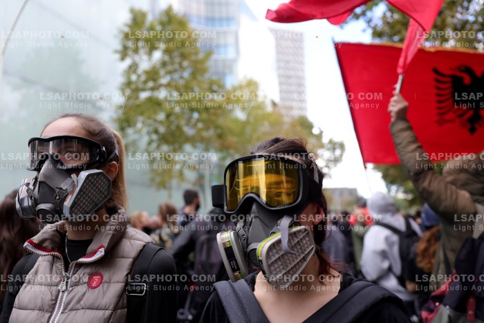 Protesta e Thirrur nga Studentet Perpara Parlamentit