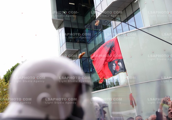 Protesta e Thirrur nga Studentet Perpara Parlamentit